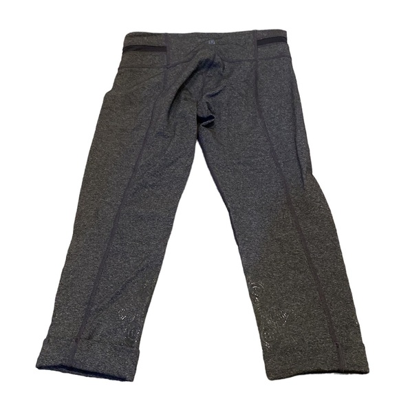 LuLuLemon Cropped feather embossed Leggings 6 Black Vintage - Picture 7 of 13